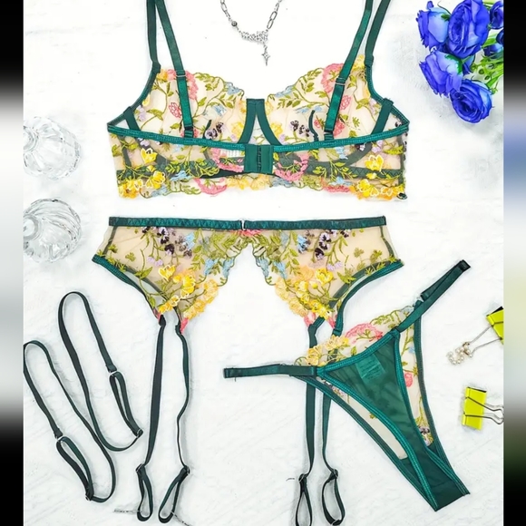 💖 Embroidery Lingerie Set 💖 - Picture 3 of 5